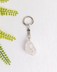 Zilverkleurige bergkristal sleutelhanger