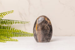 Zwarte maansteen sculpturen