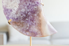 Roze amethist maan op gouden standaard
