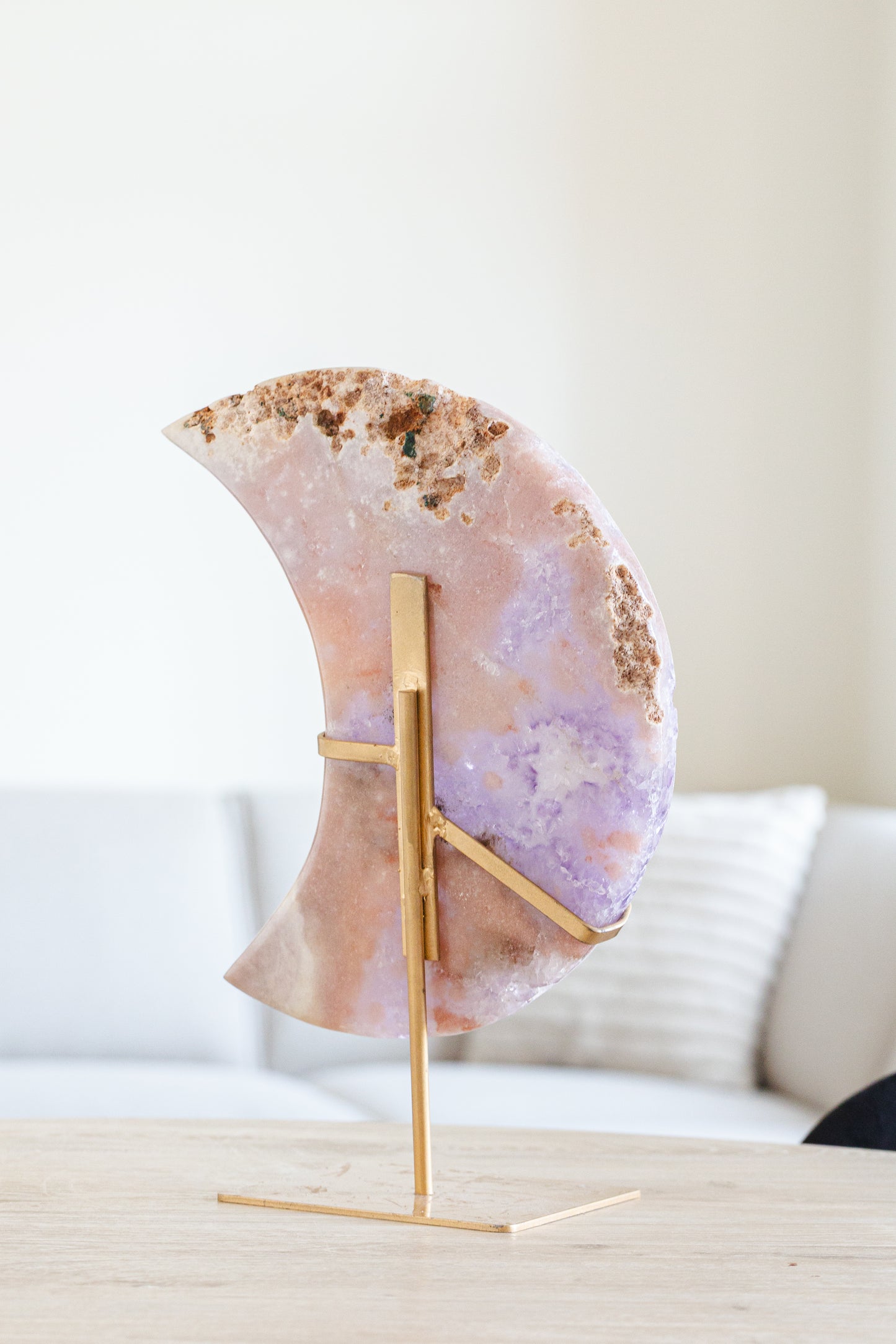 Roze amethist maan op gouden standaard
