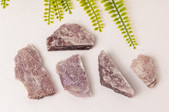 Paarse lepidoliet ruwe stukken