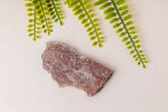 Paarse lepidoliet ruwe stukken