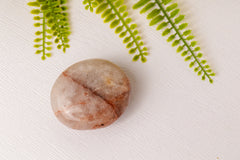 Handstenen van hematoïde kwarts