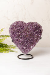 Ruw amethist hart op standaard