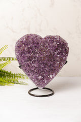 Ruw amethist hart op standaard