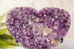 Ruw amethist hart op standaard met calciet insluitingen