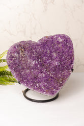 Ruw amethist hart op standaard