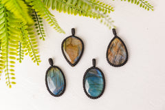 Labradoriet hangers in zwart touw