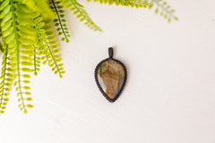 Labradoriet hangers in zwart touw