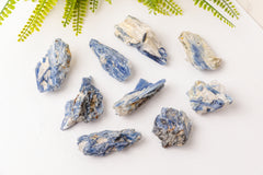 Ruwe kyaniet stukken