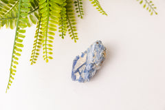 Ruwe kyaniet stukken