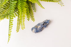 Ruwe kyaniet stukken