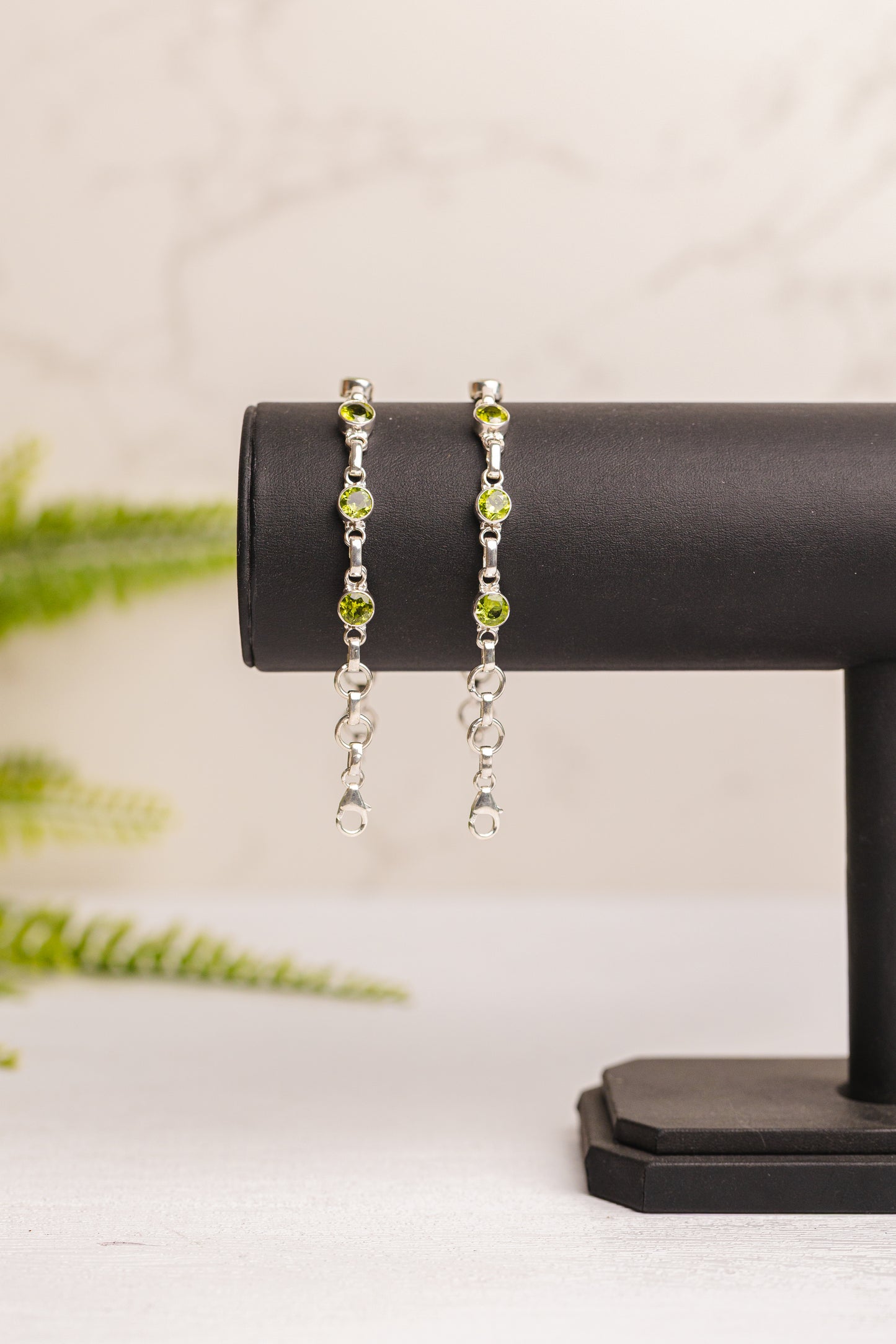 Zilveren peridot armband rond