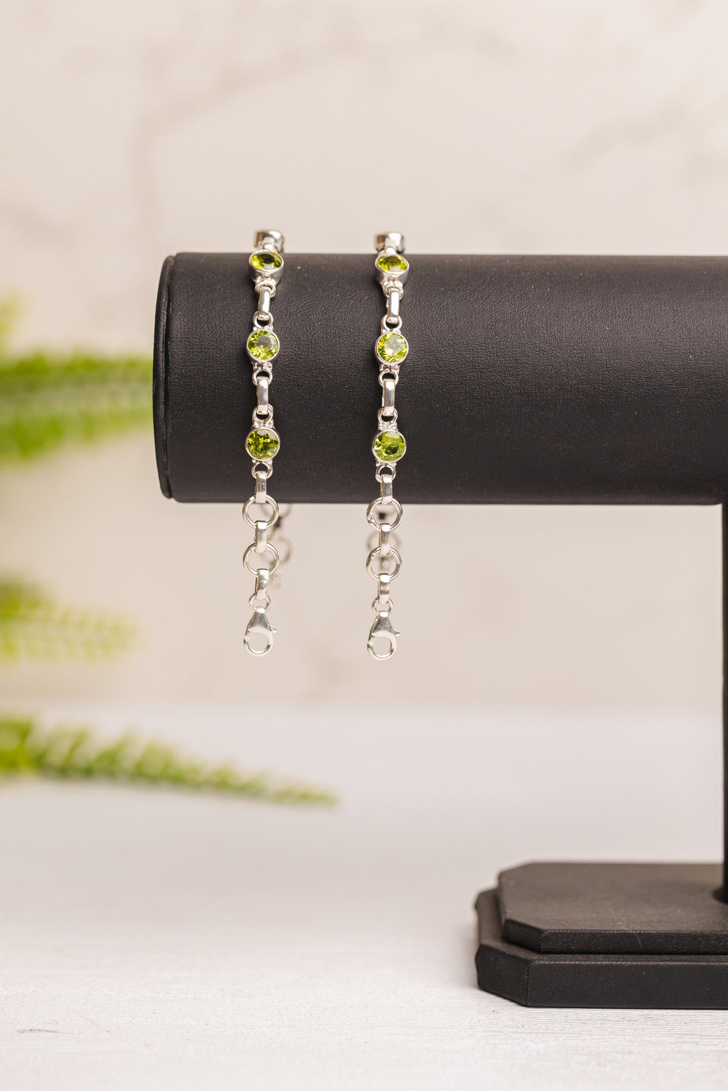 Zilveren peridot armband rond