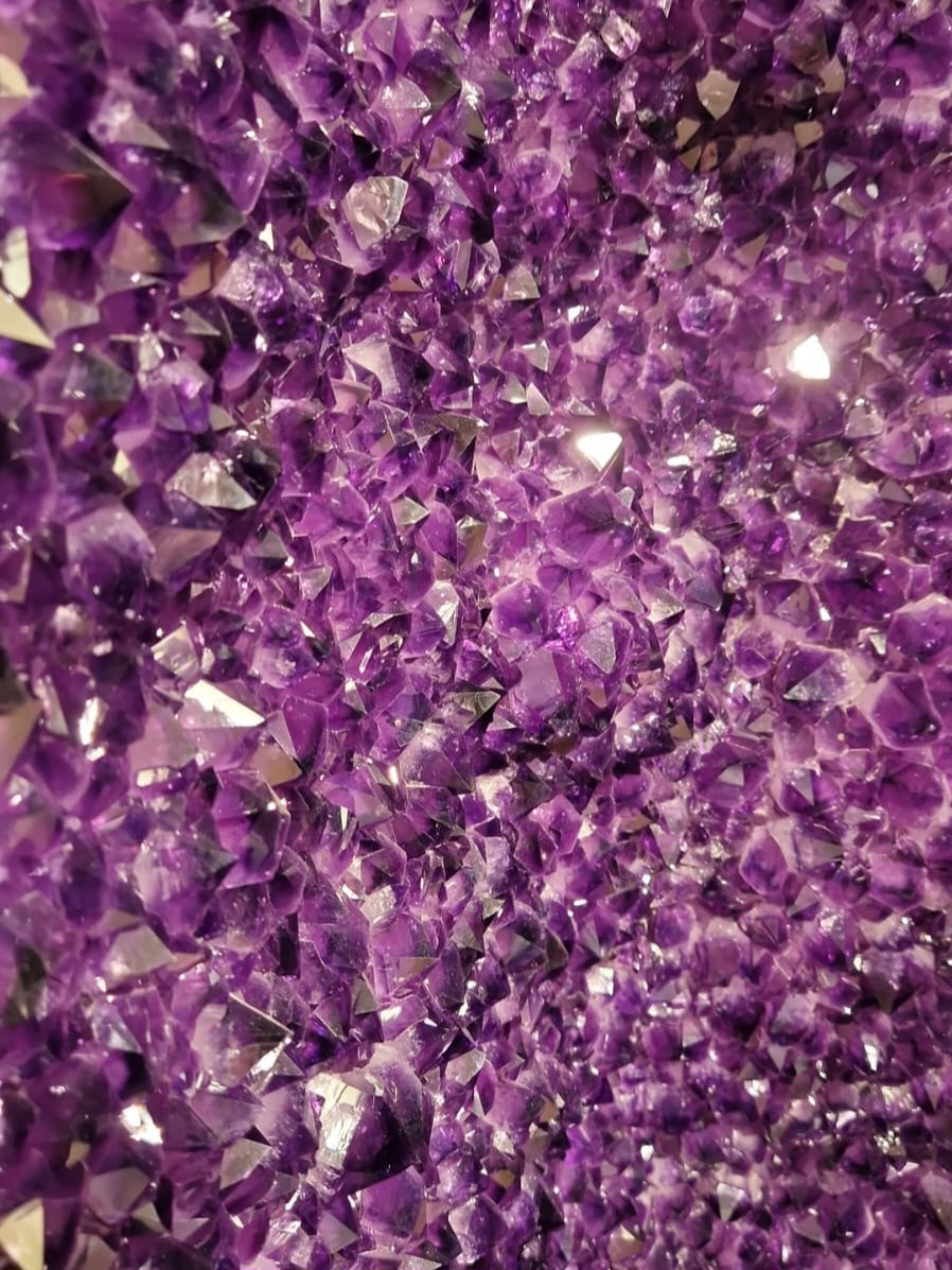 Grootste Amethist geode van Nederland uit Uruguay 1500 kilo - SHOWSTOPPER
