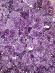 Amethist hart auf rotem Standard