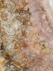 Rosa Amethist auf rotem Standard