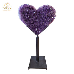 Amethist hart auf rotem Standard