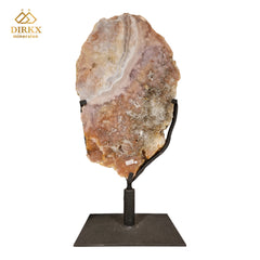 Rosa Amethist auf rotem Standard