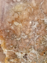 Rosa Amethist auf rotem Standard