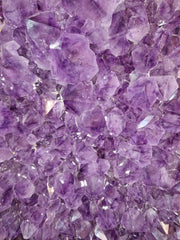 Amethist hart auf rotem Standard