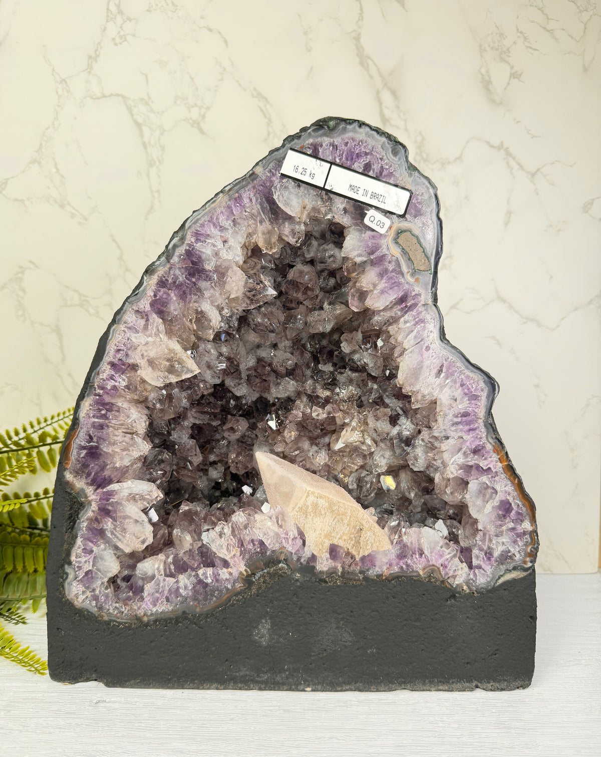 Amethist geode met Calciet punt