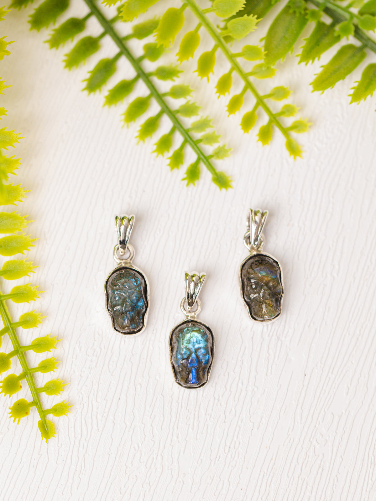 Zilveren labradoriet hanger schedel