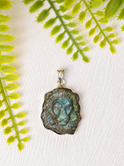 Zilveren labradoriet hanger tijger