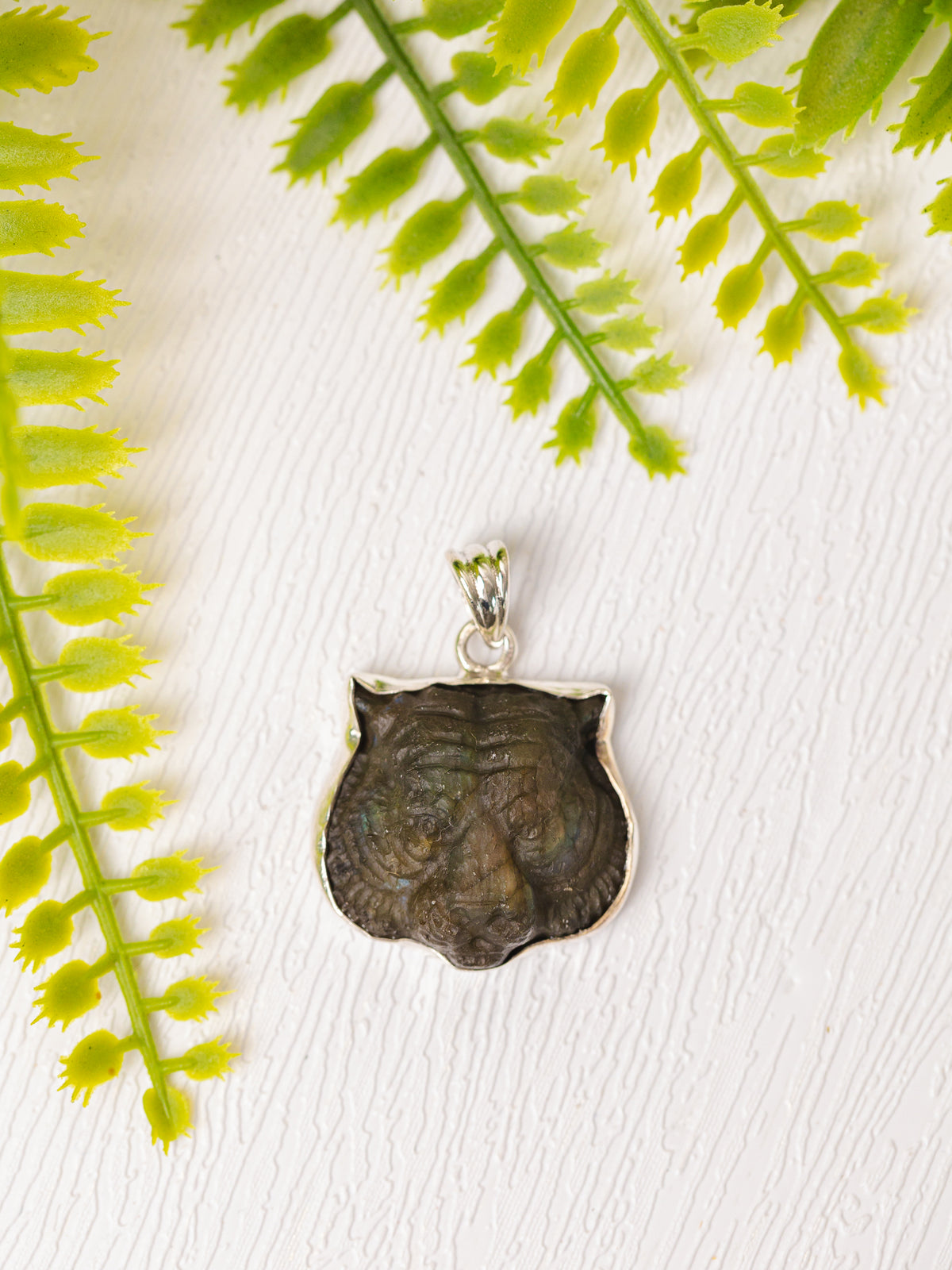 Zilveren labradoriet hanger tijger klein