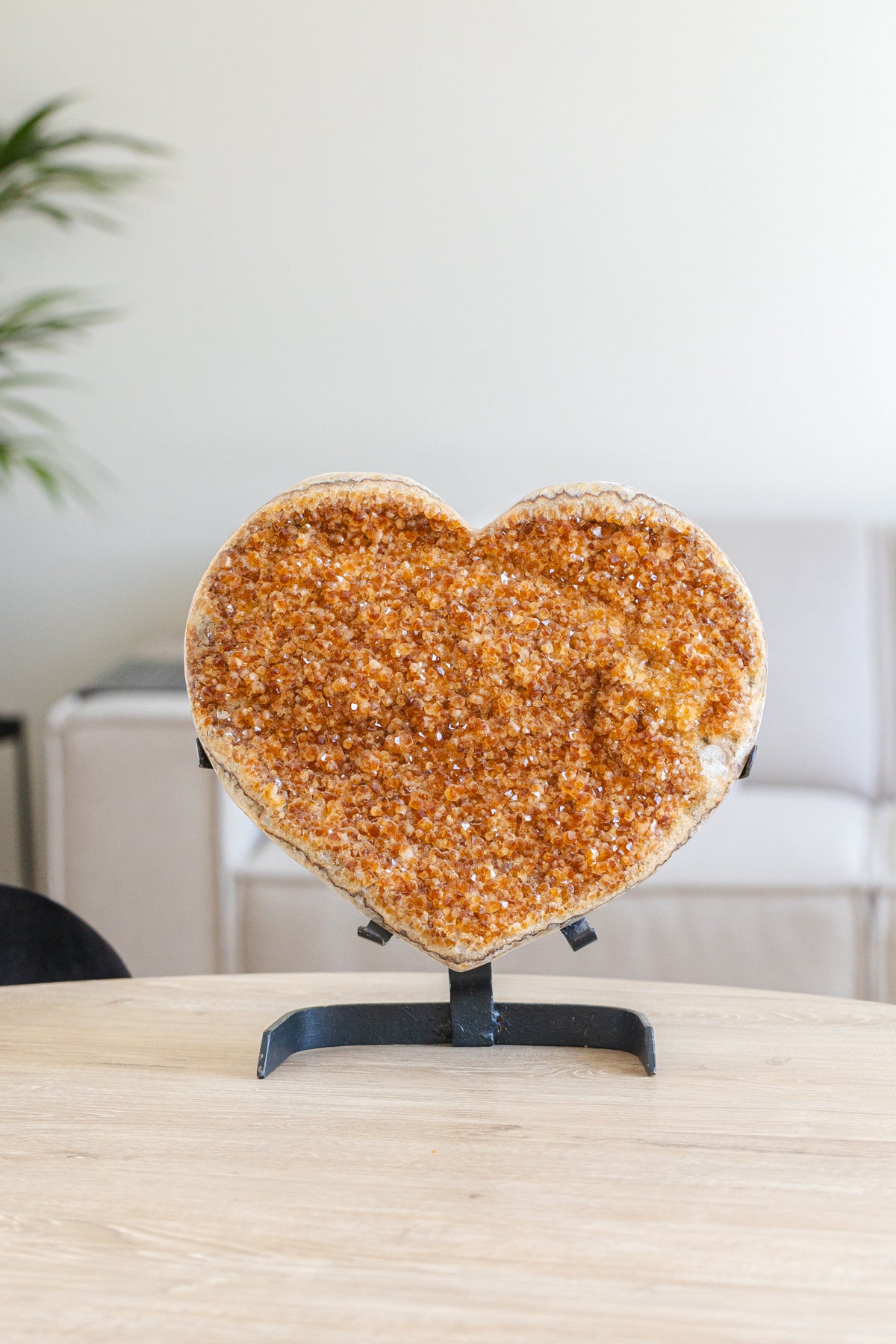 Gebrande amethist hart op standaard