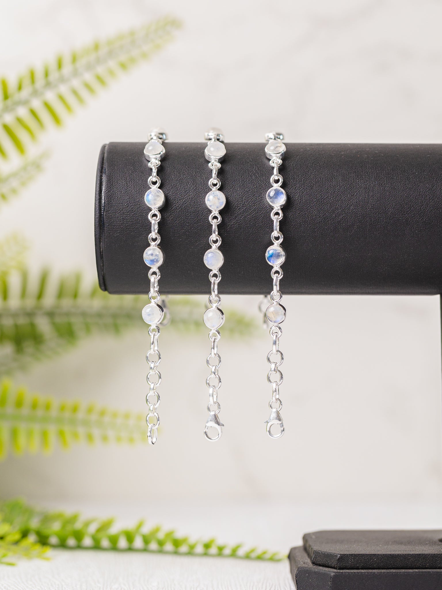 Zilveren regenboog maansteen armband rond