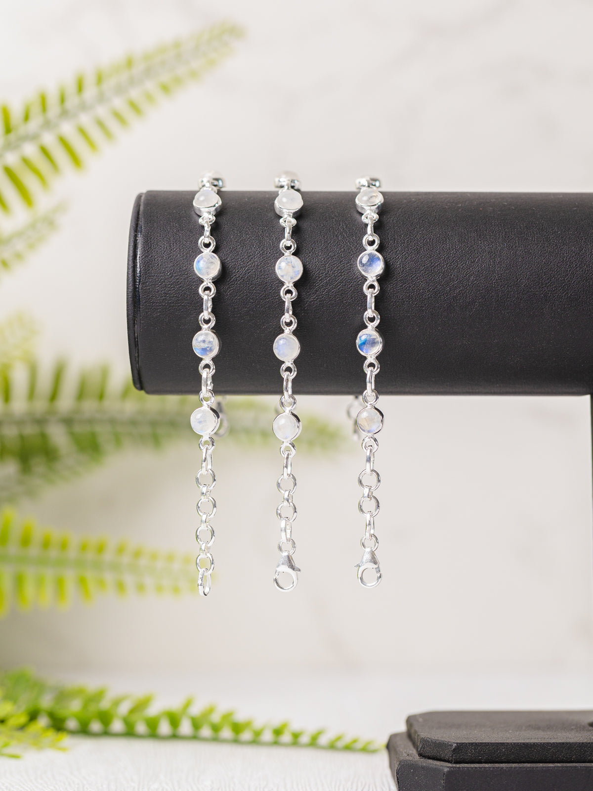 Zilveren regenboog maansteen armband rond