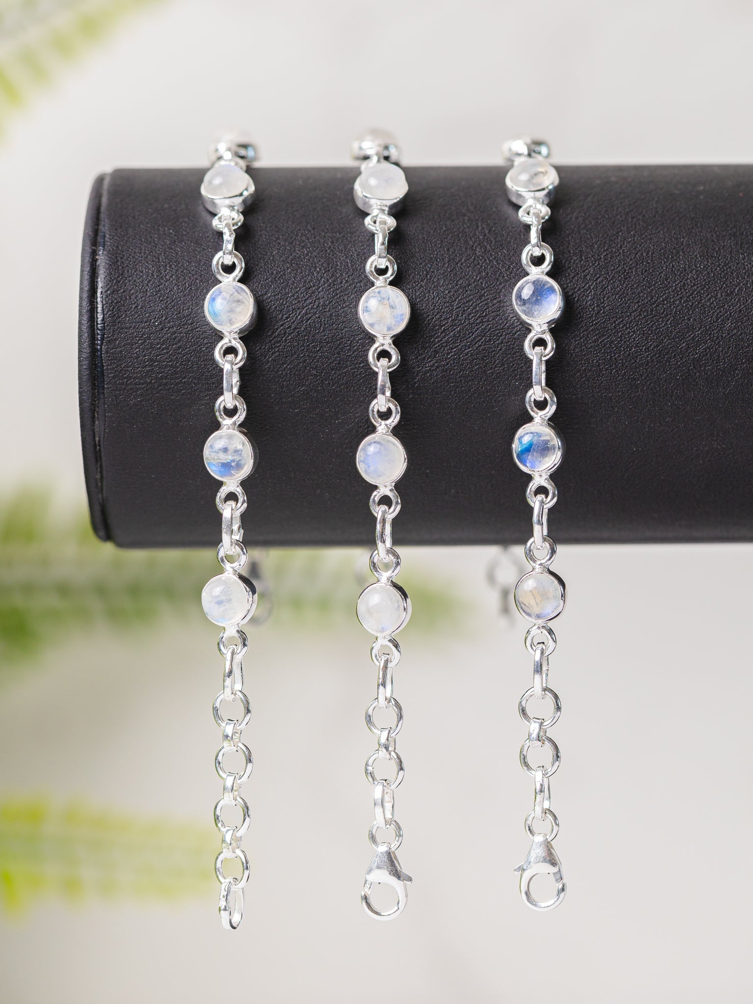 Zilveren regenboog maansteen armband rond