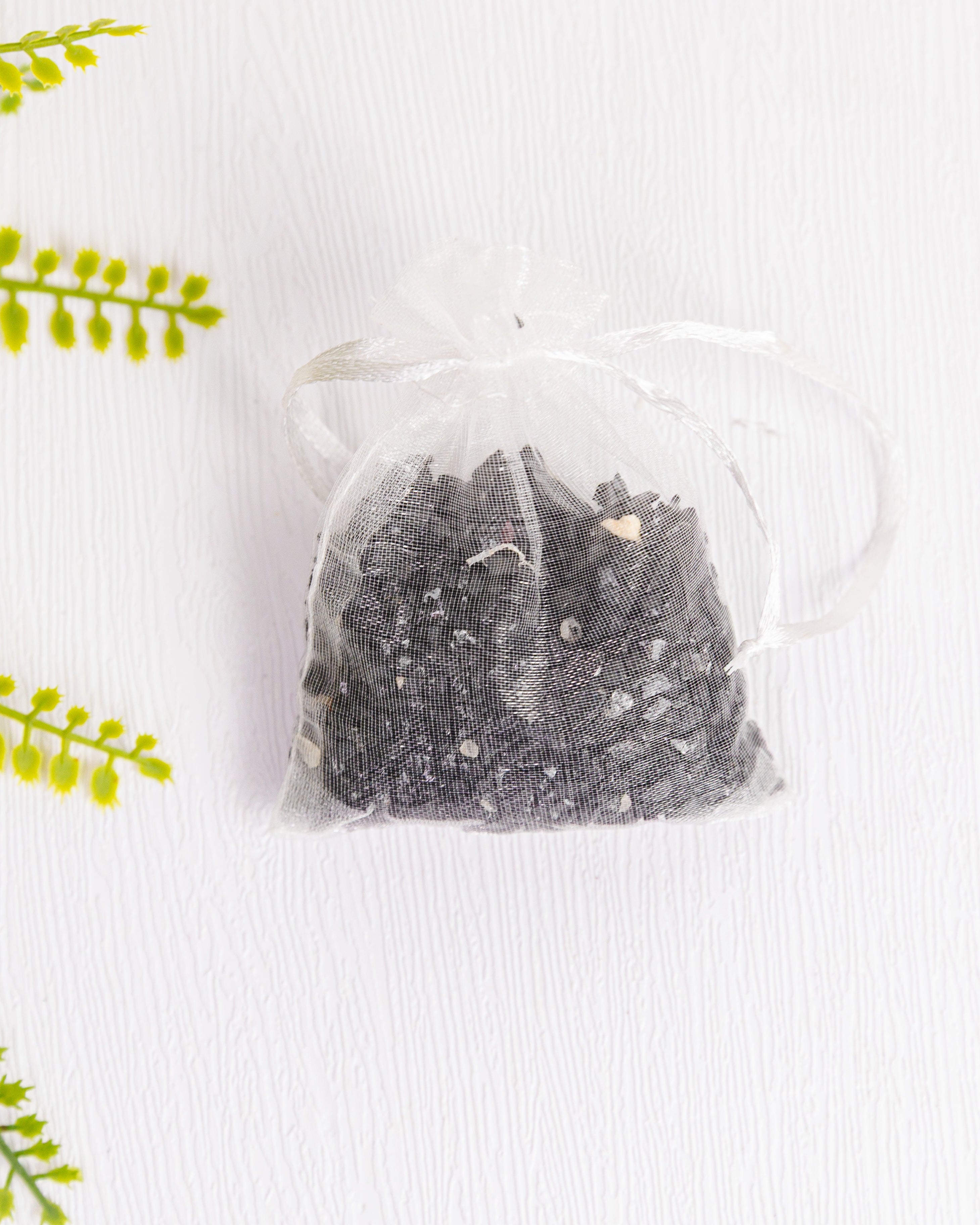 Ruwe zwarte toermalijn stukjes in organza zakje