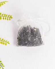 Ruwe zwarte toermalijn stukjes in organza zakje