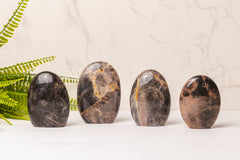 Zwarte maansteen sculpturen