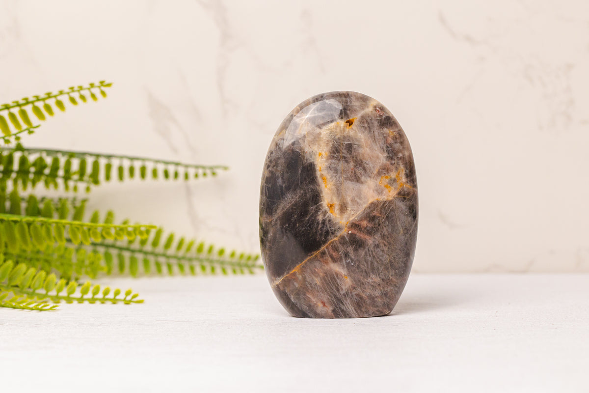 Zwarte maansteen sculpturen