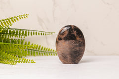 Zwarte maansteen sculpturen