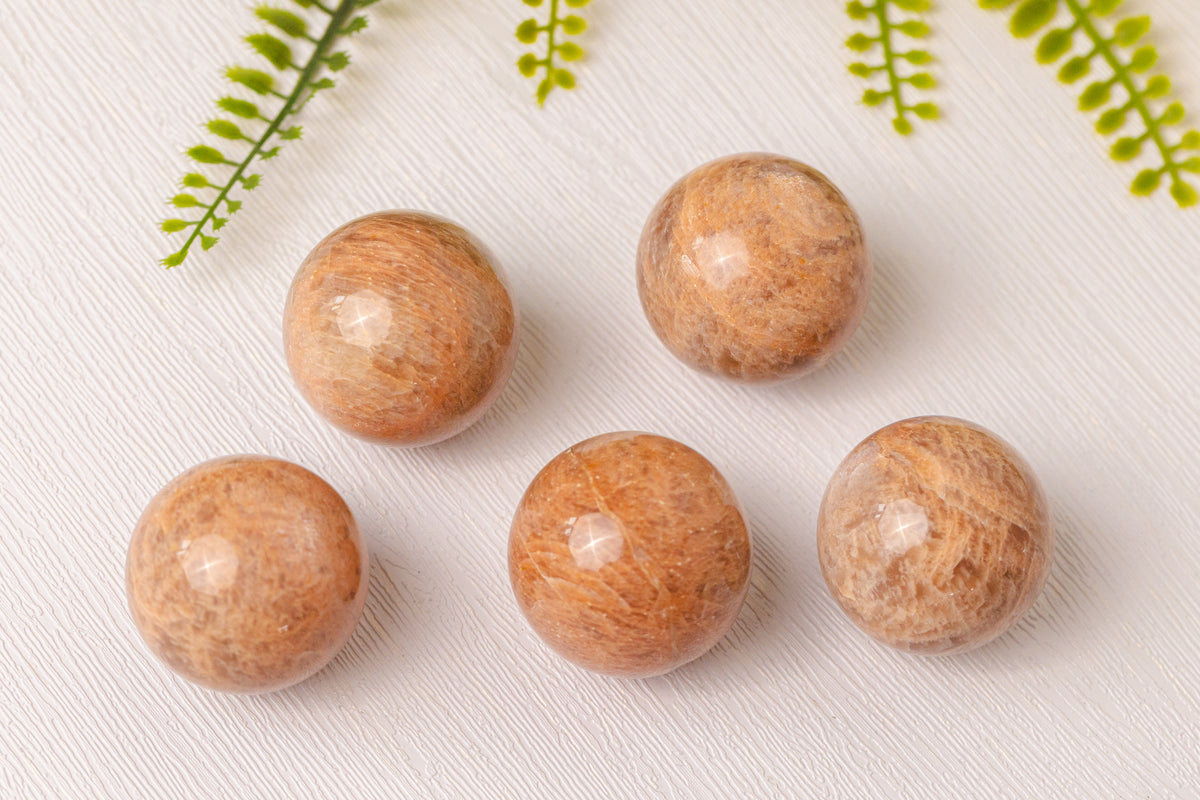 Perzik maansteen bollen groot