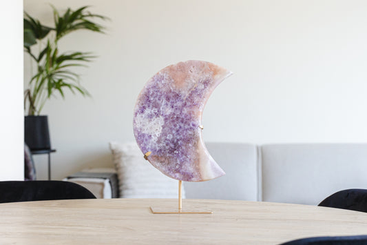Roze amethist maan op gouden standaard