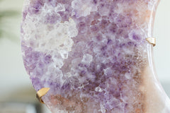 Roze amethist maan op gouden standaard