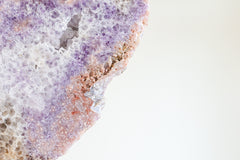 Roze amethist op gouden standaard