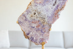 Roze amethist op gouden standaard