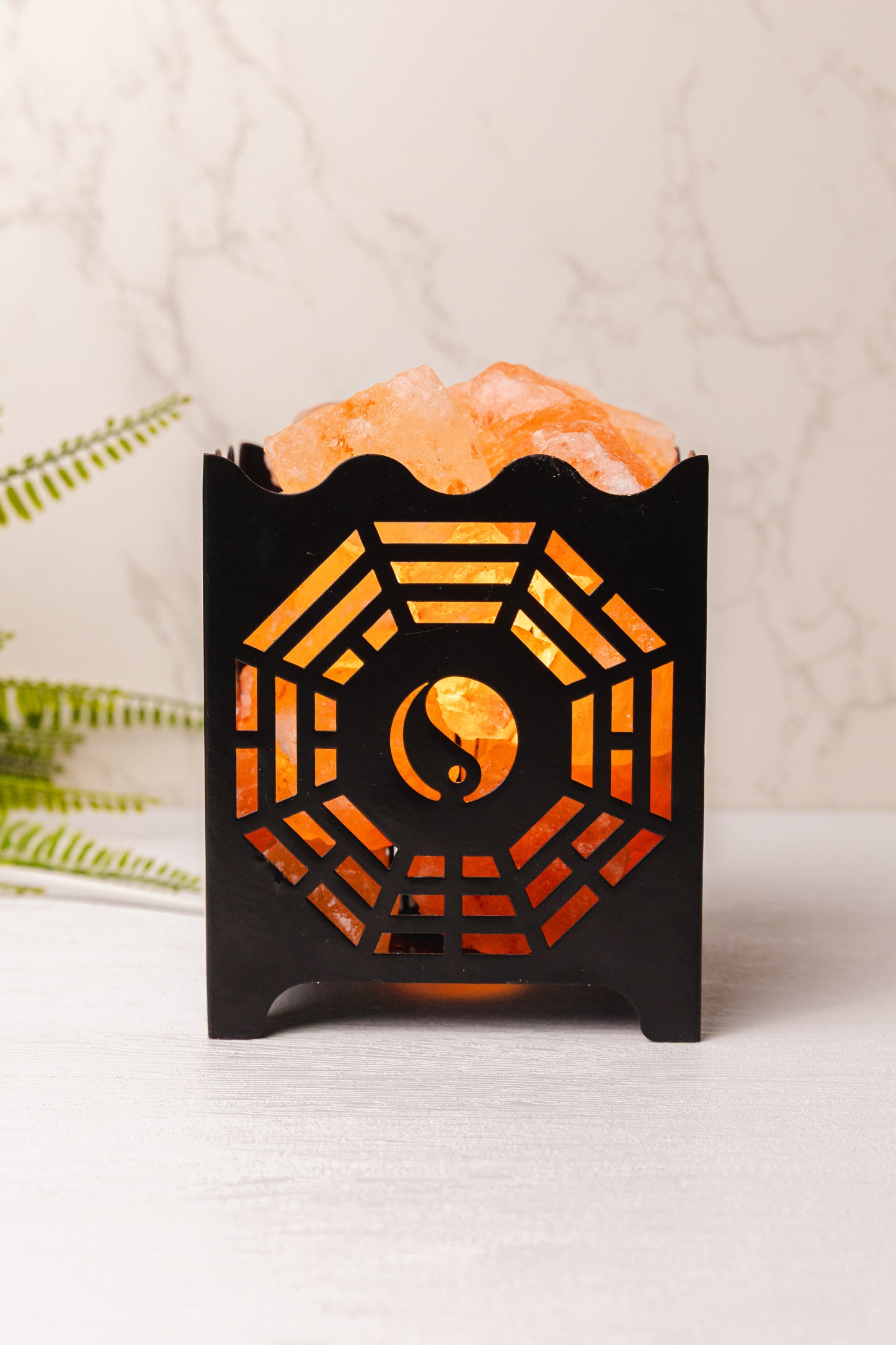 Zwarte ijzeren korf met Himalaya zoutstenen (zoutlamp)