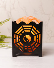 Zwarte ijzeren korf met Himalaya zoutstenen (zoutlamp)