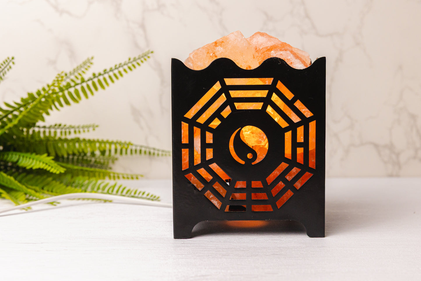 Zwarte ijzeren korf met Himalaya zoutstenen (zoutlamp)