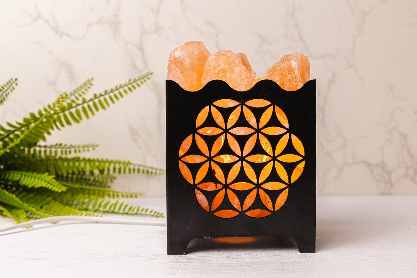 Zwarte ijzeren korf met Himalaya zoutstenen (zoutlamp)