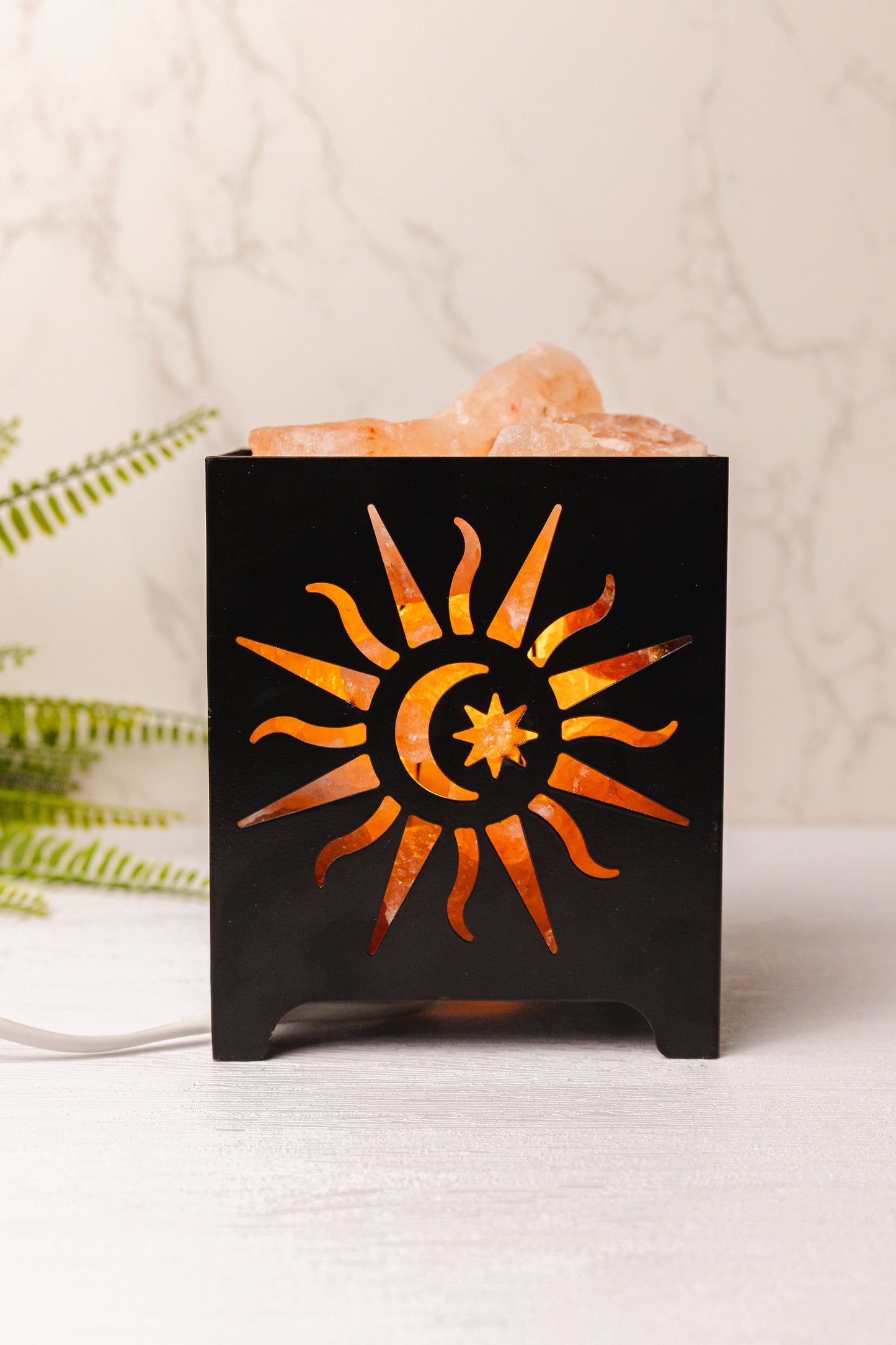 Zwarte ijzeren korf met Himalaya zoutstenen (zoutlamp)