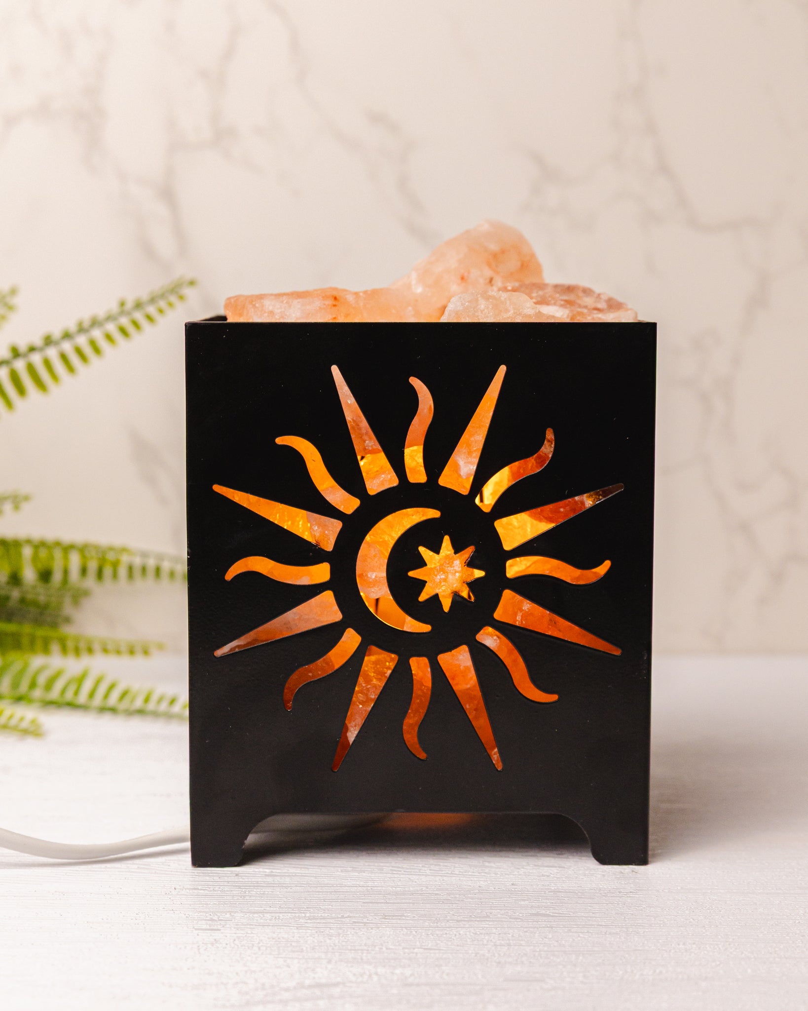 Zwarte ijzeren korf met Himalaya zoutstenen (zoutlamp)