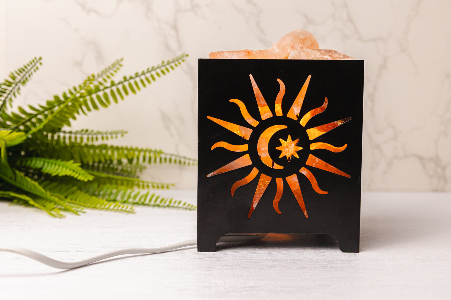 Zwarte ijzeren korf met Himalaya zoutstenen (zoutlamp)